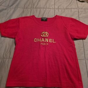 Te-shirt in Red with Gold Logo